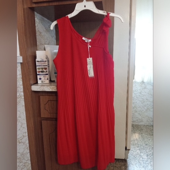 🆕 Red Accento NWT abito mono plisse sheath dress in Red. Size MEDIUM - Picture 1 of 11
